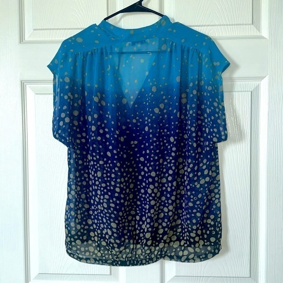 Cabi Womens Small Top Ombre Bubble Dot Blue Sleeveless Chiffon Cross Over Sz M - Picture 4 of 6
